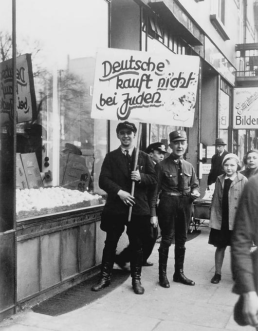 На плакате надпись "Немец, не покупай у евреев" (Федеральный архив Германии)