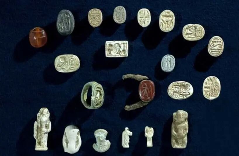 Собрание израильских украшений 1500-1000 г. до н.э, найденная в Тель-Халифе, показывает сильное влияние Египта на ювелирное искусство древних евреев.