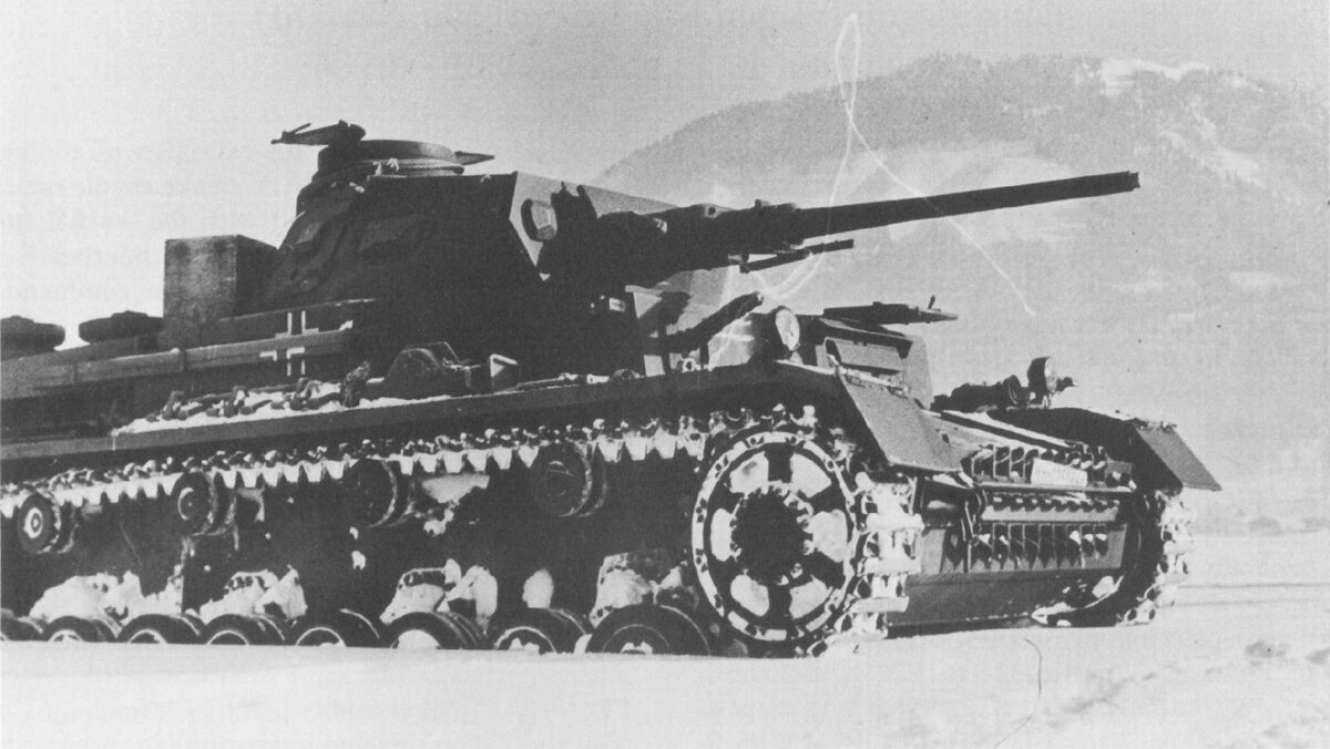 Pz.Kpfw.IV Ausf.D с 50-мм орудием KwK 39 L/60. Производство таких танков хотели развернуть на заводе Nibelungenwerke, но осенью 1941 года планы пересмотрели в пользу длинноствольного 75-мм орудия