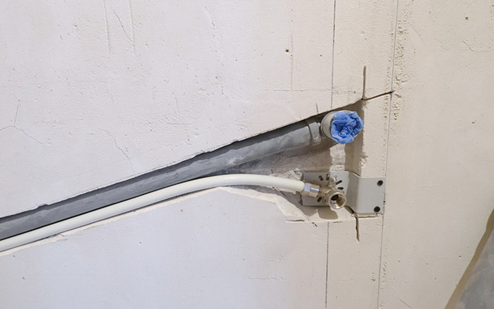 В том случае если линии горячей и холодной воды, а также канализация, прокладываются по отдельности, то канавки делаются под диаметр трубопровода. При этом систему канализации необходимо укладывать с наклоном в сторону стояка. И это придется учитывать, прорубая штробы.
