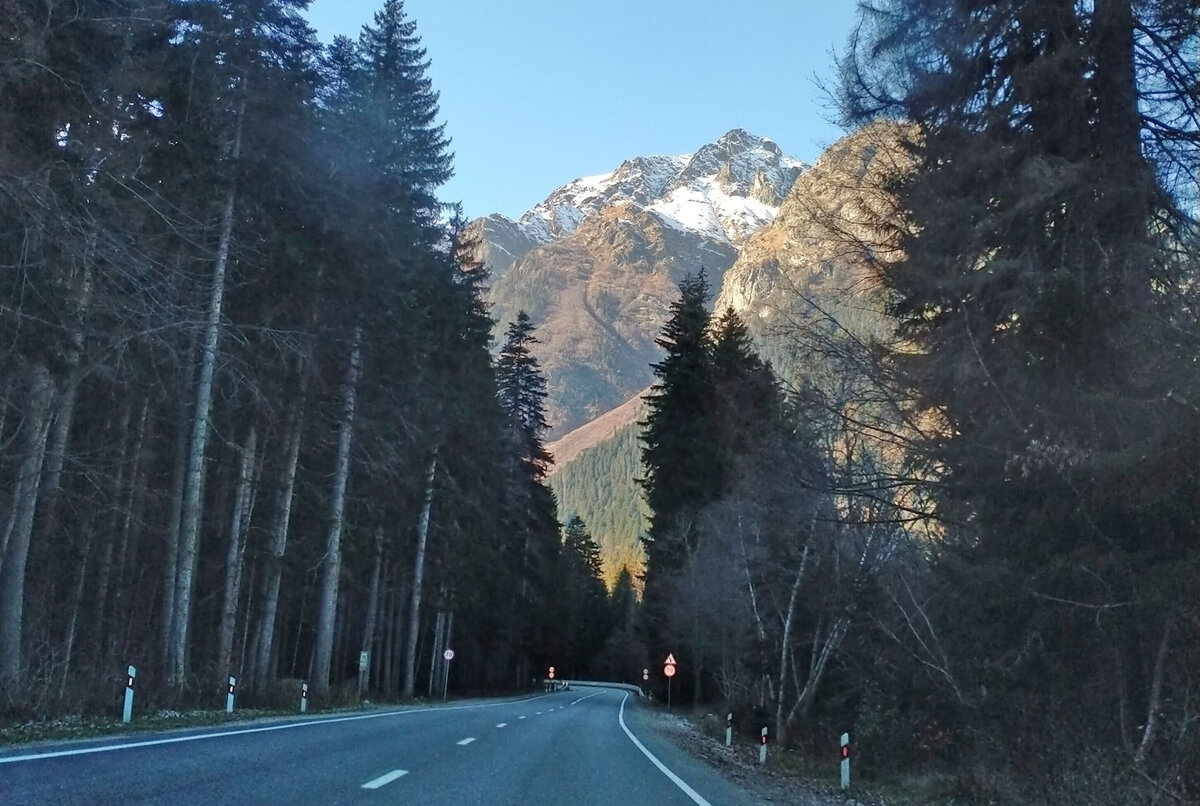 Листайте карусель. Все фотки сделаны из окна машины и через лобовое стекло.