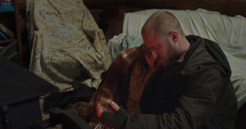 Томасин Маккензи и Бен Фостер - кадр из фильма "Не оставляй следов"