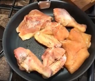 В большой и тяжелой сковороде разогреваем масло, потом порциями обжариваем курицу до румяной корочки.