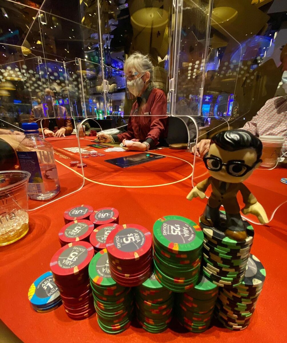 Инстаграм @suitedsuperman 