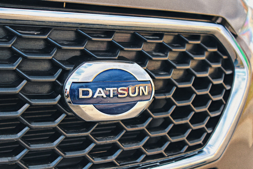 Название бренда происходит от инициалов фамилий первоначальных основателей: Kenjiro Den, Rokuro Aoyama и Meitaro Takeuchi которые вместе дают сочетание “DAT”. Первые автомобили назывались "Datson", что подчеркивало их небольшой размер и обозначало «дитя DATa» Компания начала свою деятельность в 1931 году, но в 1934 году ее купил Nissan и название автомобилей сменилось на привычный сегодня "Datsun", чтобы отражать солнце, изображенное на государственном флаге и потому что сын (son), означает "потеря" на японском языке. Если копнуть ещё глубже, то корни этого бренда уходят вообще в 1911 год. Но сегодня на дворе 2020 и те машины что были ранее, признаны раритетными, олдскульными и так далее. На сегодняшний день, бренд Datsun может похвастать двумя моделями на нашем рынке: хэтчбэк mi-Do и седан on-Do. Вот про последнего товарища я и расскажу в этом материале.