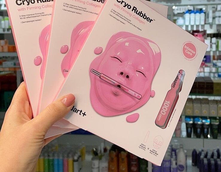 Подтягивающая альгинатная КРИО маска с коллагеном обеспечивающая мощный лифтинг эффект и ультранаправленный антивозрастной уход: делает кожу более упругой, разглаживает мелкие морщинки и видимые морщины, а также стимулирует выработку собственного коллагена.