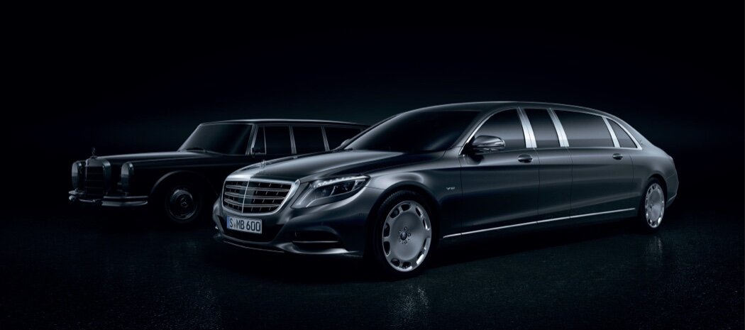 Его дебютный показ был приурочен к 50-летнему юбилею выхода самого известного седана Pullman – Mercedes-Benz 600 в 1965 году. Лимузин стал на 1053 мм длиннее и на 100 мм выше, чем Mercedes-Maybach S-Класса. Размер колесной базы нового Maybach Pullman – 4418 мм – предоставляет самое большое пространство для пассажиров в своем классе. Параметры автомобиля позволяют разместить внутри два роскошных сиденья для очень важных персон. При этом напротив них, лицом против движения, установлены еще два кресла. Оба могут быть сложены и превращены в телевизионные стойки. Представительские сиденья предлагают уникальный уровень комфорта благодаря особым возможностям регулировки положения. В отличие от обычных сидений, спинки здесь регулируются отдельно, при этом пространство для ног и исходная точка положения сиденья остаются неизменными. Подушку сиденья можно регулировать отдельно – как наклонять, так и регулировать по горизонтали. Для представительских сидений максимальный угол наклона спинки составляет 43,5 градуса. Максимально поднятое положение спинки – 19 градусов – позволяет с комфортом заниматься своими делами. Салон Mercedes-Maybach Pullman полностью отделан кожей уже в базовой комплектации. Ею же декорированы дверные рамы и консоли сидений. В традициях Maybach в потолке имеются три аналоговых прибора для информирования пассажиров о температуре воздуха снаружи, скорости движения и времени. Битурбированный двигатель V12 с рабочим объемом 5980 см3 выдает мощность 530 л. с. и максимальный крутящий момент 830 Н.м при 1900 об/мин.

