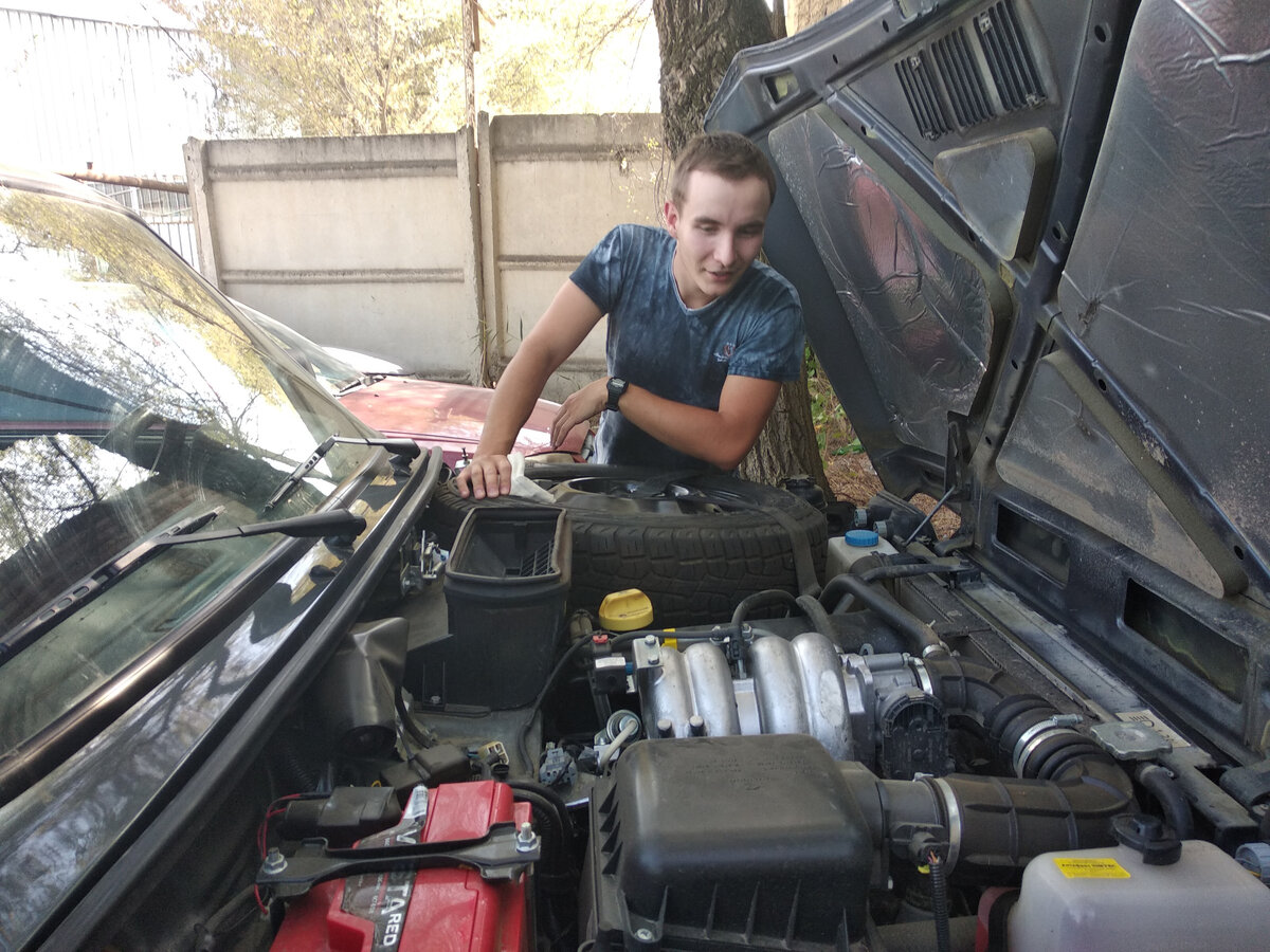 Андрюха оценивает новую ниву. Андрюха доволен.