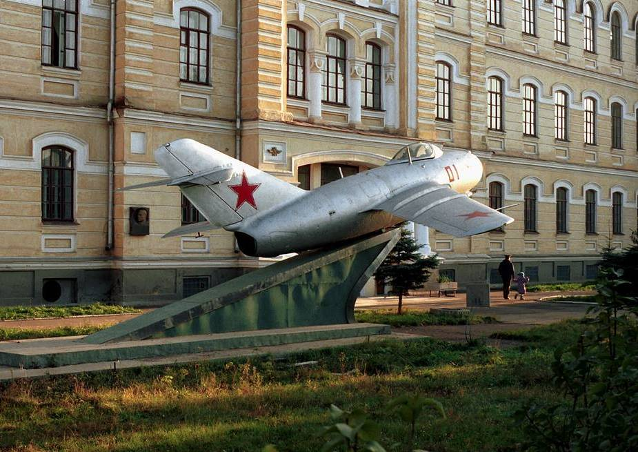 Гагарина авиационной. Летное училище Оренбург Гагарина. Оренбургское высшее военное авиационное Краснознаменное училище. Оренбургское высшее военное авиационное училище лётчиков. Оренбургское высшее военно-авиационное училище (Челюскинцев, 19).