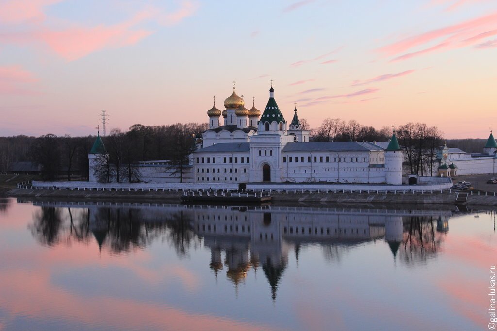 Главный монастырь россии золотого кольца. Ипатьевский монастырь Кострома. Ипатьевский монастырь Ярославль. Ипатьевский монастырь Волга. Торговые ряды Кострома Ипатьевский монастырь.