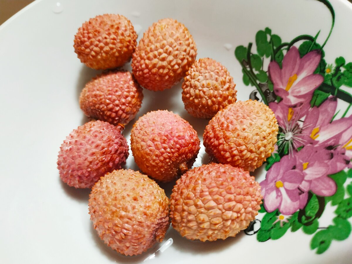 Это не шишечки- это ягоды личи, мощный афродизиак!