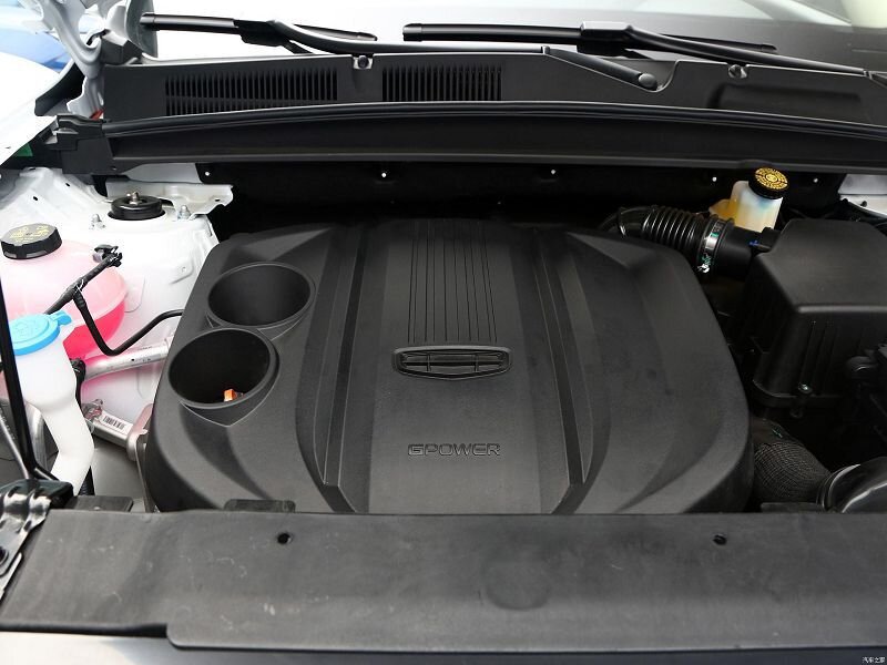 Подкапотное пространство Geely Atlas Pro. Мы уже начинаем привыкать к такому аккуратному исполнению.