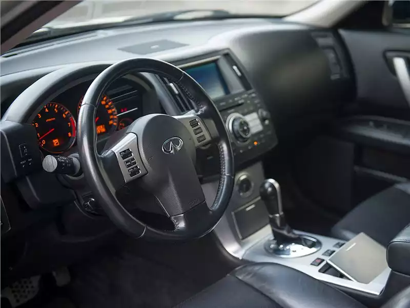 От Nissan 350Z кроссоверу досталась не только платформа, но и щиток приборов, который меняет свое положение вместе с рулевой колонкой