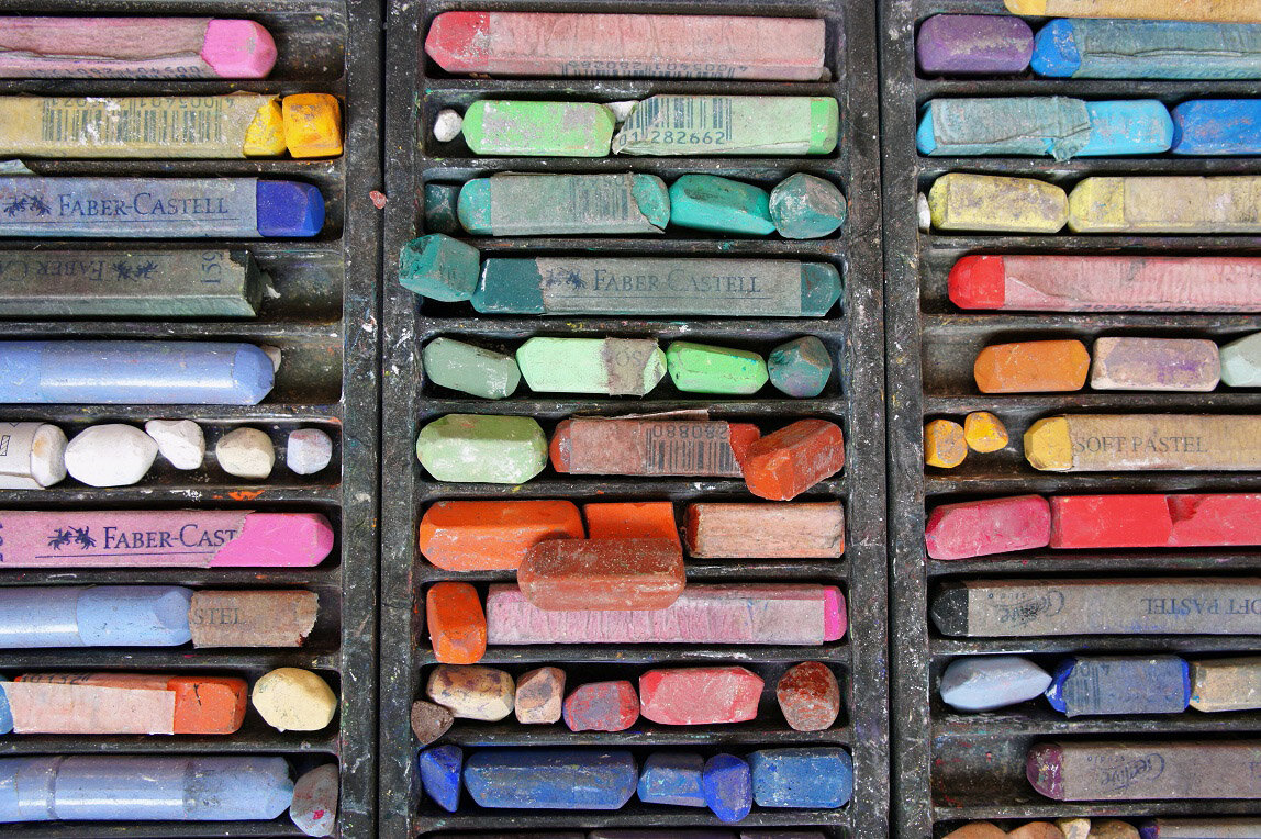 Вот пример того, как выглядят пастельные мелки, которыми РАБОТАЮТ. Да, обломанные, немного неаккуратные, но сразу видно, что ими нарисовали не один рисунок.