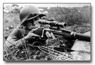 СНАЙПЕР (англ. sniper — стреляющий из укрытия), специально обученный стрелок, в совершенстве владеющий искусством меткой стрельбы, маскировки и наблюдения; поражает цель, как правило, с первого выстрела. Назв. «С» впервые появилось в англ. армии во время 1-й мировой войны. Задача снайпера - уничтожение важных появляющихся, движущихся, открытых и замаскированных одиночных целей (вражеских снайперов, офицеров, наблюдателей, связных и др.). Вооружается винтовкой со спец. прицелом. Для стрельбы выбирает и оборудует укрытую позицию. В Сов. Армии в годы Великой Отечеств, войны широко развернулась подготовка снайперов на спец. сборах, курсах, в снайперских школах, а также в организациях Осоавиахима и Всевобуча. В мае 1943 по инициативе ЦК ВЛКСМ на базе женских курсов отличных стрелков была создана Центр, женская школа снайперской подготовки. Массовое овладение искусством меткой стрельбы получило назв. снайперского движения. За время войны сов. снайпера  уничтожили десятки тысяч гитлеровцев.