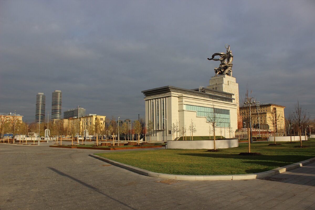 ЖК Триколор - две башни слева от знаменитого памятника "Рабочий и колхозница". Фото автора