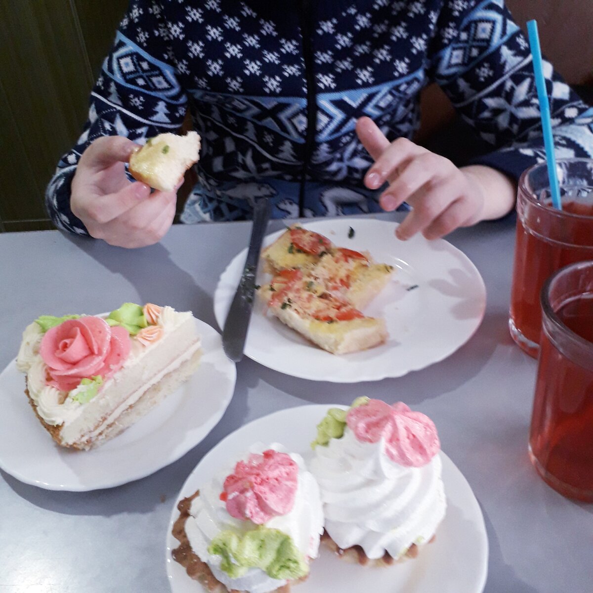 Прохор в кафе с пиццой