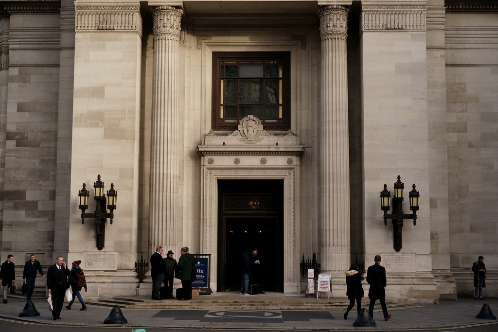 Один из входов в здание, источник: geograph.org.uk, автор: Peter Trimming 