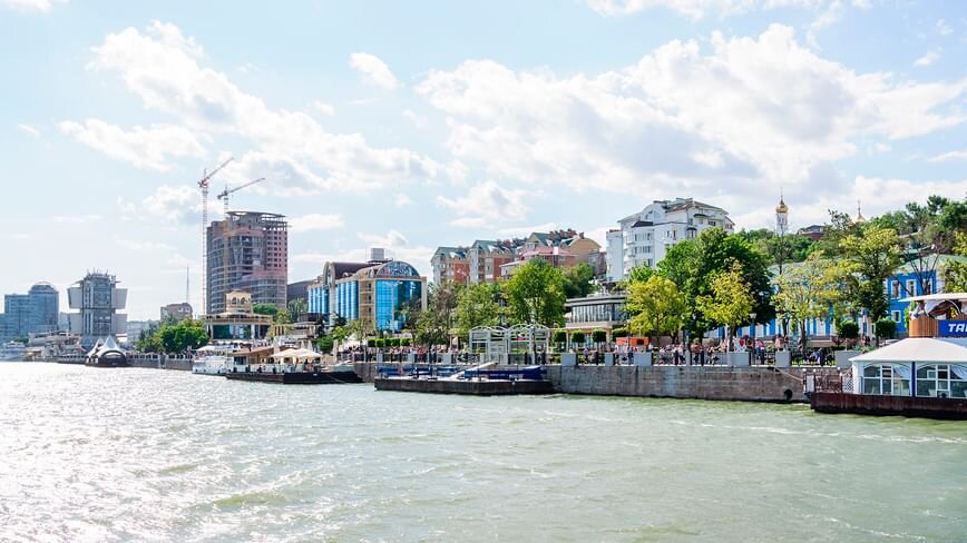 ВИД НА ГОРОДСКУЮ НАБЕРЕЖНУЮ ИМЕНИ АДМИРАЛА УШАКОВА С РЕКИ ДОН. ФОТОГРАФИЯ: АЛЁШИНА ОКСАНА / ФОТОБАНК «ЛОРИ»