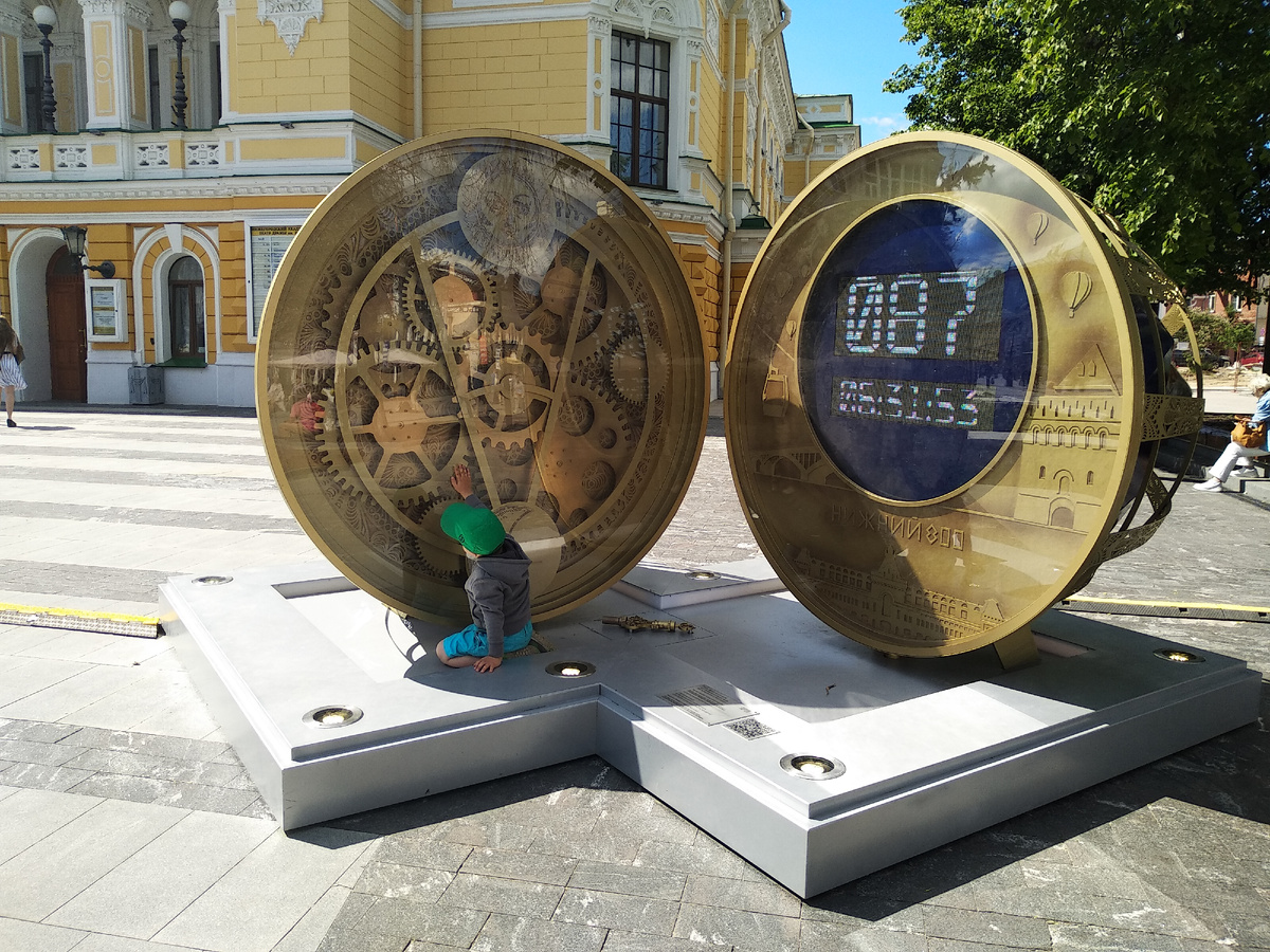 Первая остановка у драматического театра. Как пройти мимо таких часов - я так поняла, что они отсчитывают время, оставшееся до дня города - фото автора