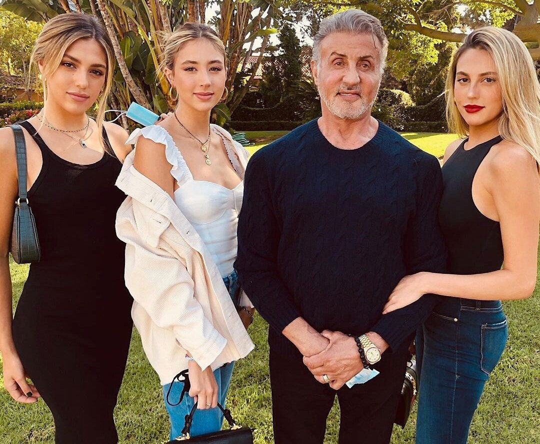 Слай со своим "палисадником". Фото из Инстаграма @officialslystallone