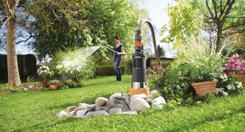 В летний период времени весьма распространенной практикой является временное обустройство скважин на воду. Это идеальный вариант для владельцев частных загородных участков, на которые не подается вода. Вместо дорогостоящего оборудования для снабжения дома водой на протяжении всего года гораздо дешевле пробурить скважину на лето.