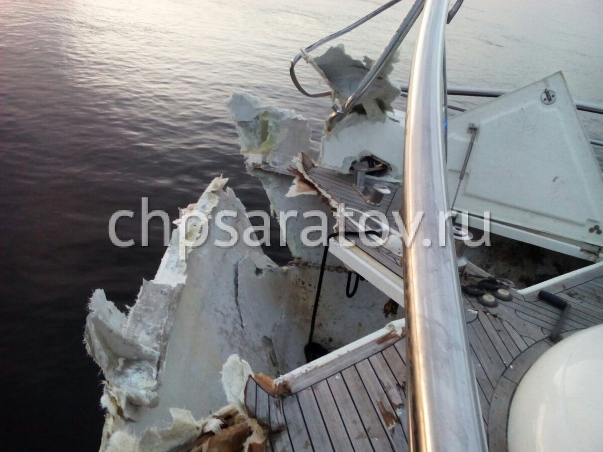 На месте работают спасатели областной службы спасения, сотрудники транспортной полиции.