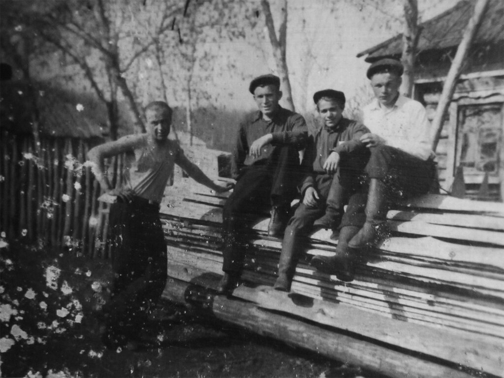 Сельские парни
Николай Измайлов, 1 января 1948 - 31 октября 1953 года, Ульяновская обл., Николаевский р-н, с. Чувашский Сайман, из архива Дарьи Микацадзе.  
