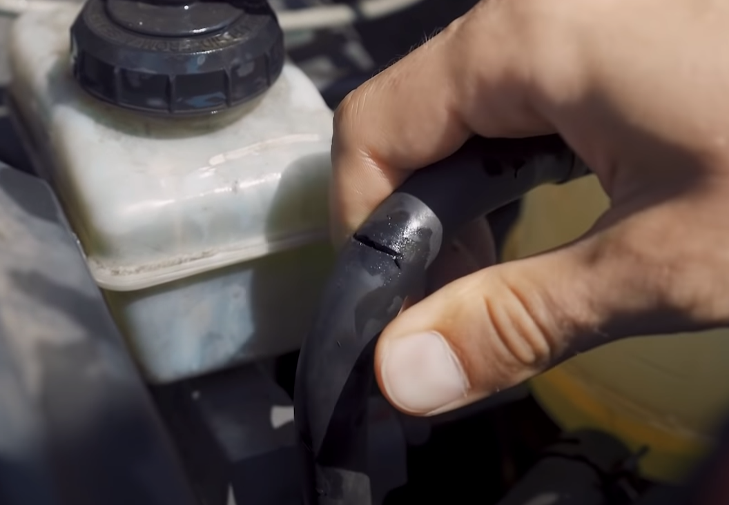 лопнувший патрубок расширительного бачка