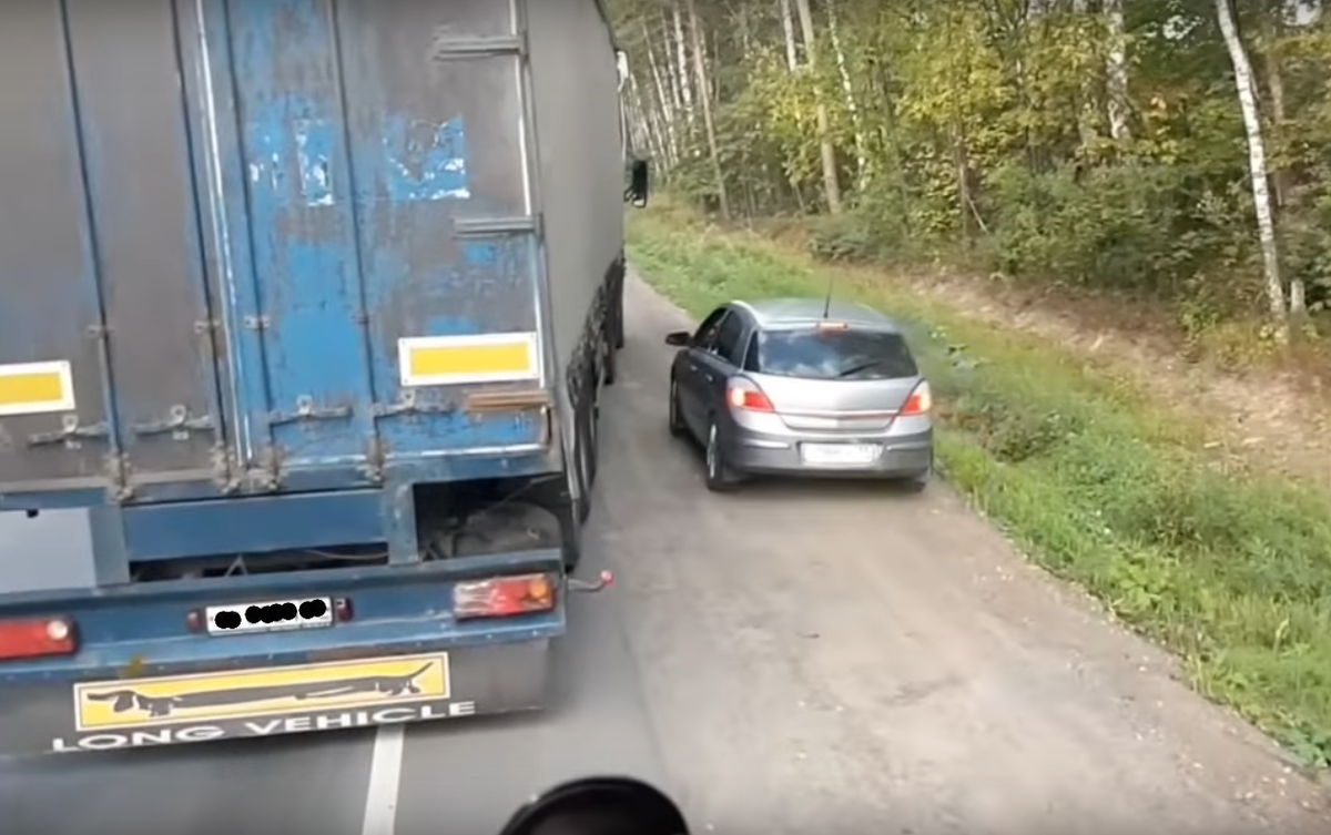 дальнобойщики против обочечников. как дальнобойщики наказывают водителей. дальнобойщики проучили вымогателей. дальнобой наказал хама. дальнобойщики наказали вымогателей на трассе.