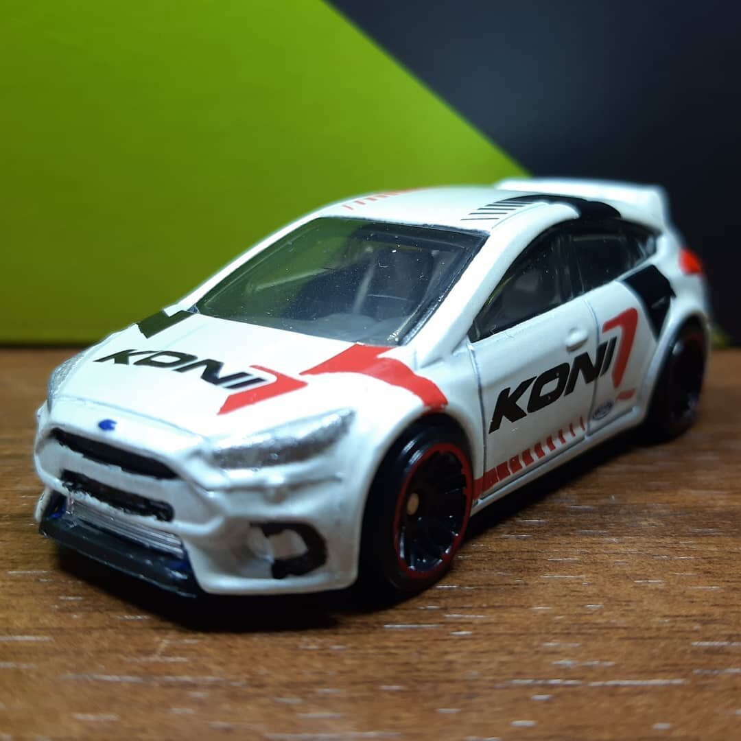 Всем привет. Сегодня хочу Вам показать автомобиль из моей коллекции. Hot Wheels  Ford Fokus RS  серия HW Speed Graphics 8/10. Год выпуска модели 2016 год. Автомобиль в кузове пятидверный хэтчбек . Кузов машинки верхняя часть металл. Нижняя пластик. Данная модель была доработана. Передняя часть. Фары и противотуманные фары в хром. Решетка в черный. Интеркулер в хром с синями пайпами. Значок Форд в синий. Задняя часть. Фонари в красный. Надпись RS в красный. Значок Форд в синий. Дополнительный стоп сигнал в бампере в красный. Глушитель в хром,черный. После не больших доработок машина стала гораздо лучше выглядеть. Если Вам не сложно поставьте лайк и обязательно подпишитесь на канал. Оставляйте Ваши комментарии. Интересно узнать Ваше мнение. Напишите если у Вас такая машина и в каком цвете. Я постараюсь для Вас делать интересный контент. Спасибо 