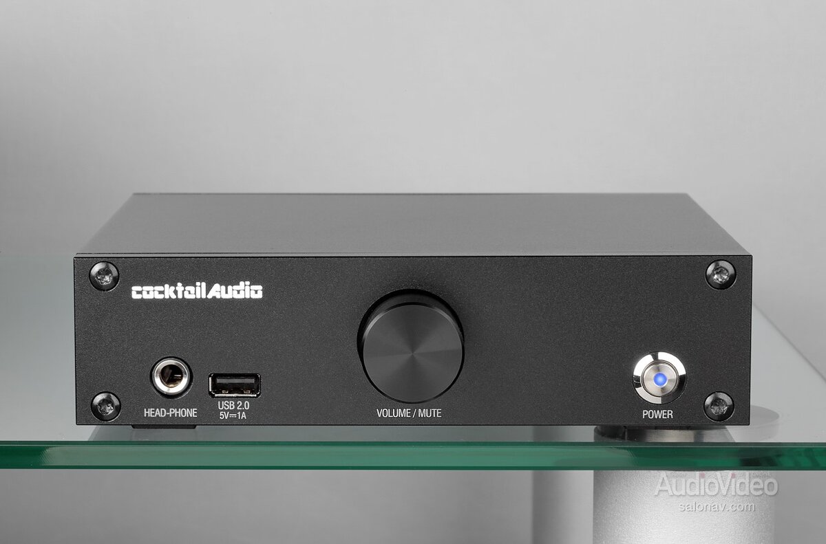 Это самый недорогой стример в линейке Cocktailaudio, но он весьма разборчив – отчетливо слышно, например, насколько чище звучит весь премиальный Hi-Res-контент из Qobuz в сравнении с тем же самым стандартного качества из Spotify или Deezer.