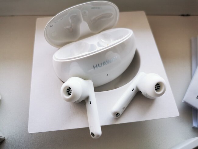 Наушники huawei t0016. Наушники true Wireless Huawei freebuds 4. Huawei freebuds 4i. Гарнитура Huawei freebuds 4i. Беспроводные наушники Huawei freebuds 4i, серебристый.