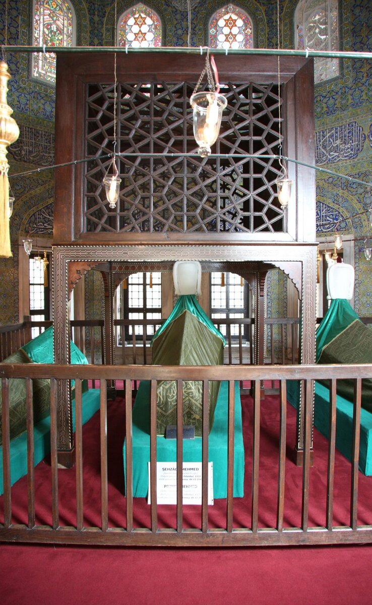 Тюрбе шехзаде баязида. Маниса дворец шехзаде мустафы. Тюрбе шехзаде мехмеда трон. Могила шехзаде мустафы. Тюрбе шехзаде.