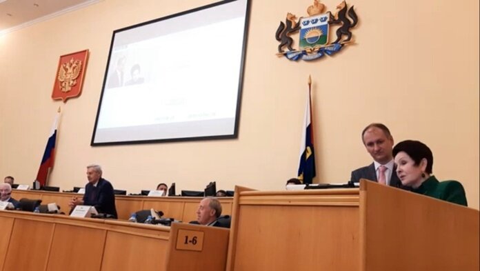 Галина Резяпова не постеснялась подняться на трибуну и прервать выступление депутата Фото: Александр Лобов