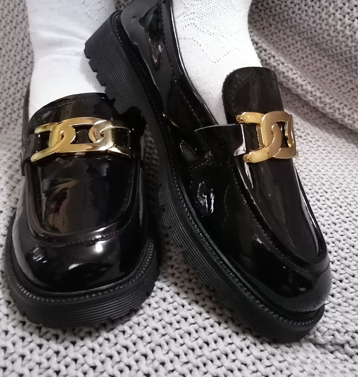 Лоферы из магазина AIYUQI Official Store.В магазине лоферы представлены в 2 цветах : чёрный и белый. Размеры от 35 до 40. Длина стопы от 22.5 до 25 сантиметров.Верх обуви глянцевый, выполнен из коровьей кожи,что прекрасно видно с внутренней стороны. Стелька полиуретан. Подошва термо резина. Подошва не жёсткая. Поддатливая. Движения не стесняет.Из Китая в Ставропольский край России пришли за 2.5 недели. Упакованы в воздушный пакет. В каждой туфле пенопластовые вкладки, чтобы обувь не помялась в пути.Я заказала чёрные. Туфли прекрасно подойдут на среднюю стопу. Так же для людей с высоким подьемом. Туфли садятся по ноге хорошо. На стопу 25 сантиметров 40 размер подошёл идеально. Подошва практически плоская. Высота подошвы 1,5 сантиметров. Высота подошвы с каблуком 3 сантиметра. Подошва рефленая, что исключает скольжение. Ширина подошвы в самой широкой части 9,5 сантиметров.Туфли без брака и повреждений. Торчащих ниток, следов клея и неприятных запахов нет.http://alii.pub/5t0djqhttps://app.alibaba.com/dynamiclink?touchId=1600231418661&type=product&schema=enalibaba%3A%2F%2Fdetail%3Fid%3D1600231418661%26ck%3Dshare_detail&ck=share_detail&shareScene=buyerhttps://joom.app.link/000DQfsBFgb