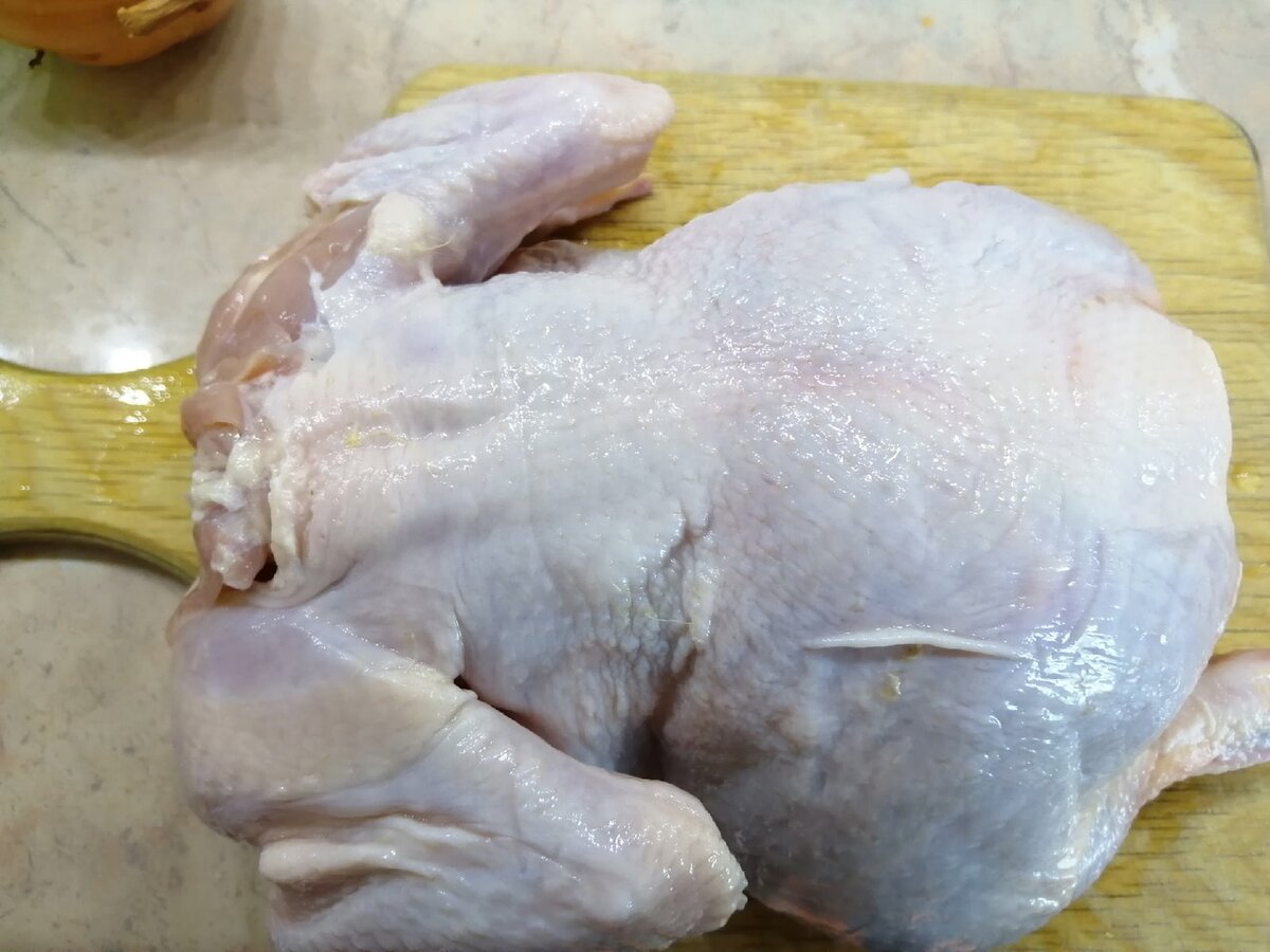 Целая курица запечённая в рукаве в духовке