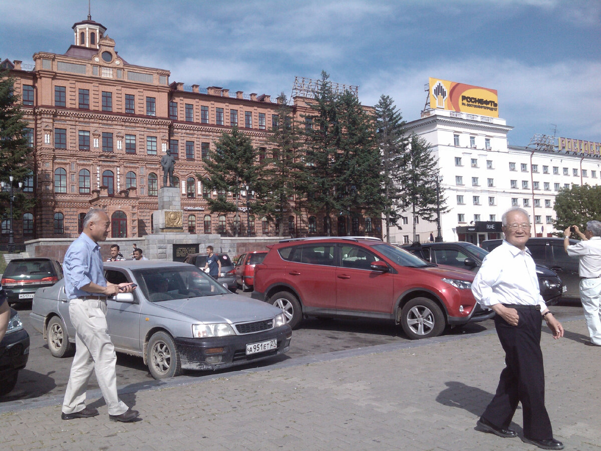 Мои туристы на площади Ленина в Хабаровске.