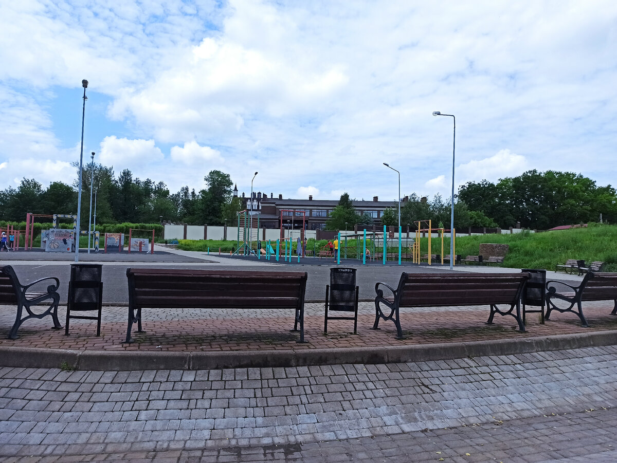 Спортплощадка возле аквапарка.