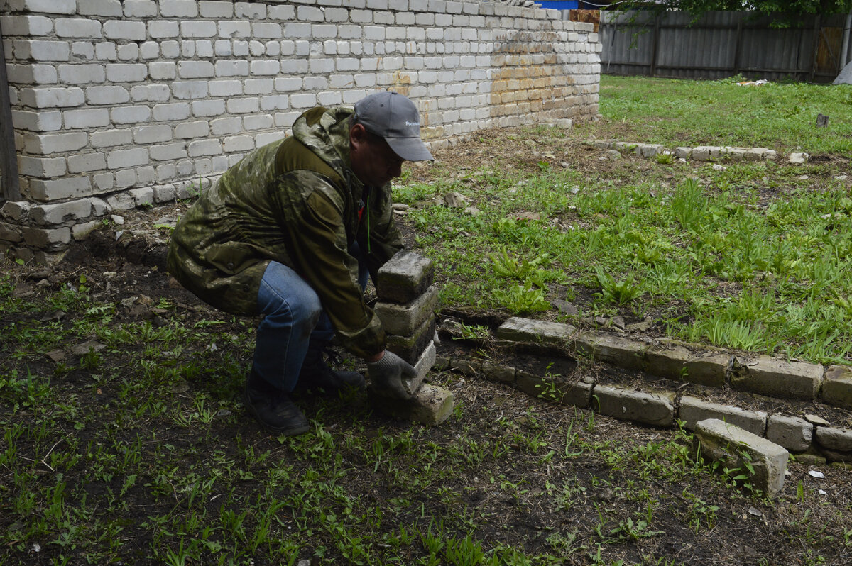 Уборка и сортировка старого кирпича из цоколя.