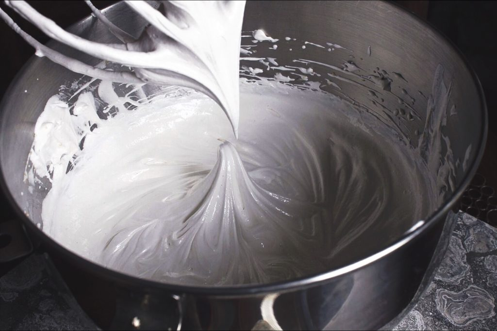 белки, взбитые до плотных пиков