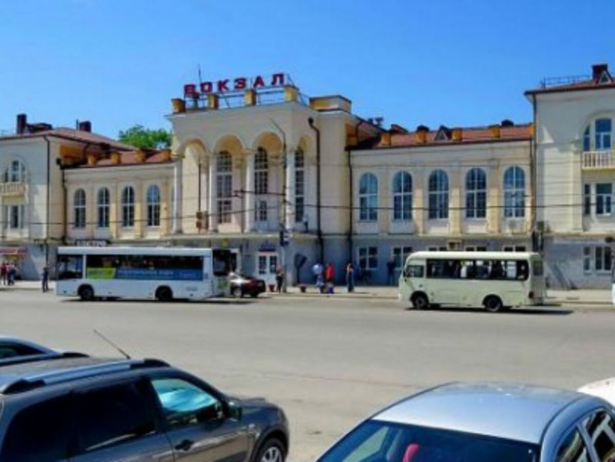 Привокзальная 1 фото. Привокзальная площадь Таганрог новый вокзал. Привокзальная площадь Таганрог 2002. Привокзальная Новочеркасск. Ул Жуковского Привокзальная площадь Новороссийск.