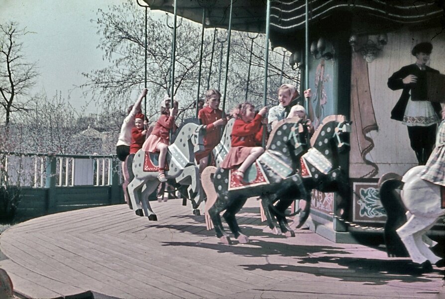 Карусель в Измайловском парке, Москва, 1962г. Автор снимка Николай Смирнов.