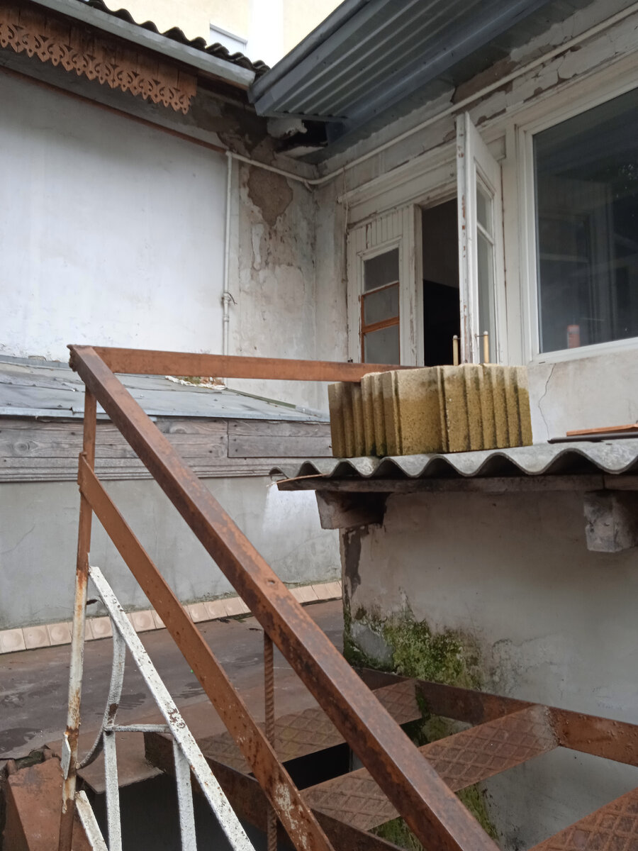 Наружная лестница на второй этаж одного из флигелей, вид сзади, так сказать