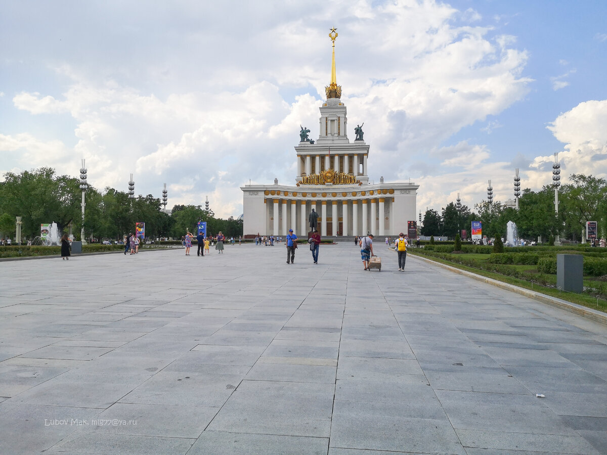 Раньше украшения на павильоне были под бронзу, после последней реставрации украшены под золото