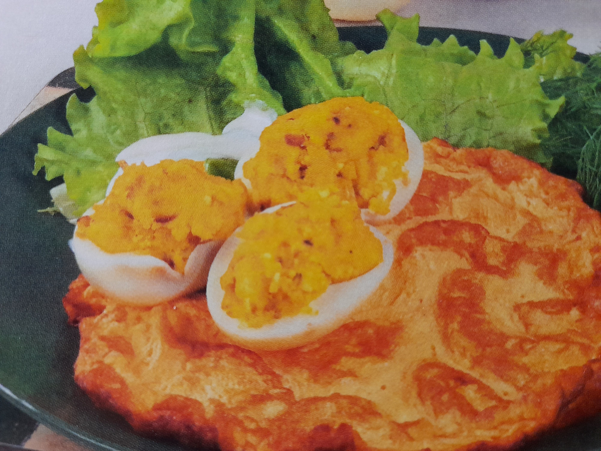 4 яйца , 2 луковицы , 2 - 3 ст. л. растительного масла , зелень , соль и перец по вкусу . 