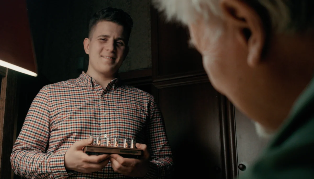 Это я, показываю дедушке часы, которые получились из его ламп!