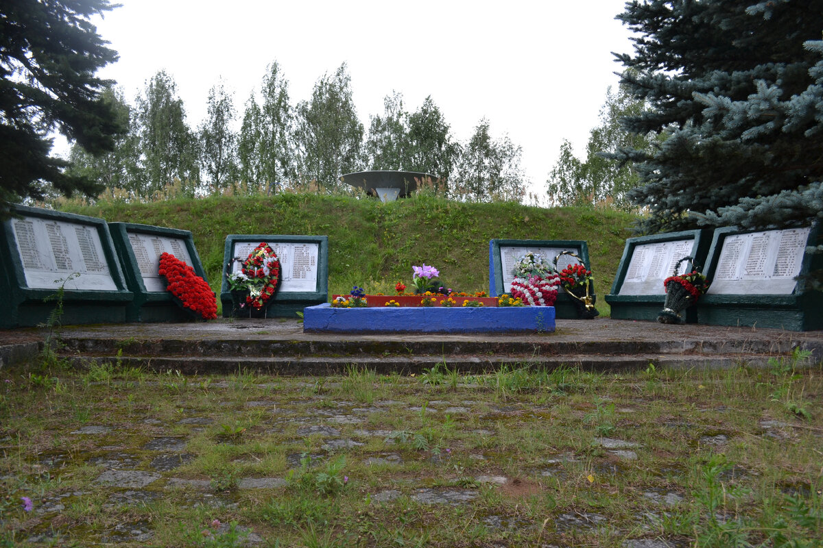 Земляной холм с усеченным конусом, наверху установлена чаша Вечного огня. У подножия Холма расположены мемориальные плиты с именами воинов-земляков погибших в годы Великой Отечественной войны.