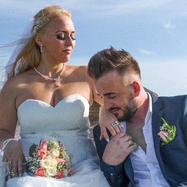 "Снова дождь рисует мне На заплаканном окне
Твой печальный силуэт,
Мадонна ..."
Надрывался старенький магнитофон, выставленный на кухонном окне третьего этажа.

Бабули, сидевшие на лавочке у второго подъезда старого кирпичного пятиэтажного дома, печально кивали головами. Опять Аркаша влюбился. Путевый мужик то, а как влюбится, напьется в хлам, включает музыку и горюет.

Всем был хорош Аркаша. Тридцатилетний статный мужчина с русыми волосами и голубыми глазами был мечтой многих женщин. Еще бы, такой красавец, квартира своя есть, зарабатывает хорошо. Первостатейный автомеханик, да и вообще мастер на все руки. Казалось, не было ничего на этом свете, что он не смог бы восстановить и заставить работать как новое. Работа в автосервисе, да множество халтур, позволяли ему не думать о деньгах и не отказывать себе ни в чем.

Только с женщинами ему не везло. Нет, нравиться - нравились, даже ухаживать пытался. Но, только дотронется до какой-нибудь, все пропал мужик. Влюбляется тотчас. А влюбляется, начинает пить по-черному. И пока не запьет любовь, не останавливается. А здесь и дружки - помощнички Колька с Васькой, местные пьяницы, появляются.

Но жители дома, да и участковый относились к таким запоям с пониманием. Без Аркаши они были как без рук. Район то был старый и вблизи не было ни одного пункта ремонта бытовой техники. Да и дешевле было делать у своего мастера.

На вторые сутки весь дом уже знал, кто в этот раз был причиной Аркашиного запоя. Дружки - собутыльники рассказали. А дело было так.

Соседи Аркаши собрались переезжать в новостройку, квартиру выставили на продажу. Через три дня после подачи объявления у подъезда появилась грузовая газель с вещами. Хлопнув дверцей машины на улицу выбралась довольно молодая женщина внушительных габаритов. Новая жиличка приехала.

Бабули, постоянно сидевшие на скамейке у подъезда, еще удивлялись, а где же грузчики? Кто вещи таскать будет?

Дама же поздоровалась с соседями и, немало не тушуясь, взвалила на плечо тяжеленный комод, выдохнула и понесла его наверх в свое новое жилище. Буквально за час все вещи, привезенные на машине были перенесены на третий этаж.

Аркаша целый вечер слышал грохот из-за стенки. Что-то таскали, переставляли, ломали. А часов в десять вечера раздался дверной звонок в его квартиру. Открыв дверь он увидел свою новую соседку в стареньком спортивном костюме с надписью "Россия" на груди.

- Извините, у вас стремянки не найдется? - низкий грудной голос ввел его в ступор. - Хочу карниз повесить, а высоковато без лесенки.

- Да, да, секундочку, сейчас принесу. - с трудом преодолев внезапную слабость Аркаша развернулся и метнулся к балкону. - Может вам помочь? - подрагивающим голосом произнес он, передавая стремянку.

- Ну, если у вас есть желание помочь одинокой женщине, то пойдемте. - дама легко, как пушинку, подхватила лесенку.

Когда Аркаша, путаясь в шлепанцах и домашнем халате зашел в соседнюю квартиру, стремянка в разобранном положении уже стояла у окна.

- Я сейчас заберусь, а вы подайте мне вот этот карниз и придержите лесенку, а то что-то хлипковата она на вид. - женщина решительно полезла по ступенькам.

- А может я повешу? - вдогонку пробормотал Аркаша.

- Нет уж, я сама еще в силе. - женщина была на самом верху стремянки и требовательно протягивала внушительную руку. - Давайте карниз.

Бедная стремянка скрипела и стонала под тяжестью ее внушительного тела. Когда же дама повернулась к окну с карнизом в руках, Аркаша понял, что все это сооружение падает на него. И ....

Впервые в жизни жильцы дома ощутили на себе, что чувствуют люди, когда происходит небольшое землетрясение.

Очнувшись Аркаша почувствовал себя сплюснутым и ослепшим. Голова оказалась накрытой двумя мягкими холмами, больше похожими на пудовые гири. Когда он понял, что это за холмы, свет в его многострадальной голове померк окончательно.

В себя пришел уже лежащим на диване с мокрой тряпкой на лбу. Дама делала ему искусственный массаж рот в рот. Поняв, что помощник пришел в себя, она оставила его в покое, перекрестилась и молвила:
- Слава богу, живой! А то ведь не все профессиональные спортсмены выдерживали, когда мое тело врезалось в них всей массой.
Разрешите представиться. Я - Люся, в недавнем прошлом чемпионка России по регби.

- А меня Аркадий! - он понял, что еще немного и опять потеряет сознание. - Можно я пойду домой?

И вот уже второй день старенький магнитофон крутит одну и туже песню. Аркаша с собутыльниками пропивает новую любовь.

Бабки со скамейки у подъезда выловили Люсю, когда та отправилась в магазин за продуктами. Ведь падение со стремянки не прошло незаметно для жителей дома, и все, кроме новой жилички, догадались о причине очередного запоя Аркаши.

Когда они ее просветили насчет того, кто такой Аркаша и с чем его едят, та молча поднялась со скамейки, поблагодарила соседок, сказала, что сейчас все устроит и устремилась обратно в подъезд.

Буквально через пару минут входная дверь хлопнула, вылетел с красным ухом Колька, за ним показался прихрамывая и Васька. На вопрос бабулек, что случилось, они молча махнули руками и устремились прочь от дома.

Аркаша же, выловленный из тарелки с солеными огурцами, был умыт и перенесен на разобранный двуспальный диван. Когда ночью он очнулся от тяжкого забытья, то понял, что зажат между стенкой и негромко сопящей женщиной. Могучая рука обнимала его сверху и не давала сбежать. В квартире пахло чистотой и чем-то очень вкусным с кухни.

И что самое главное, все эти запахи были ему приятны. Сознание не гасло, как раньше и не было тяги к спиртному. Так он и пролежал до утра, боясь пошевелиться и лишить себя новых ощущений.

А еще через три месяца весь двор гудел за большим столом, поставленном прямо на газоне. Слышались громкие крики "горько" и пожелания долгой счастливой семейной жизни. А еще через шесть месяцев раздался первый детский крик в теперь уже большой пятикомнатной квартире Аркаши и Люси.