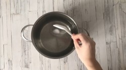 ШАГ 2:
Налейте воду в подходящую по объему кастрюлю, поставьте на плиту и доведите до кипения. Можно сразу использовать кипящую воду из чайника, это ускорит процесс варки. Если накрыть кастрюлю крышкой, вода закипит быстрее. Добавьте соль. Опустите в воду спагетти таким образом, чтобы они не ломались. Нижняя их часть после намокания станет мягкой, что позволит погрузить в воду макароны по спирали. Варите пасту в кипящей воде 6-8 минут
